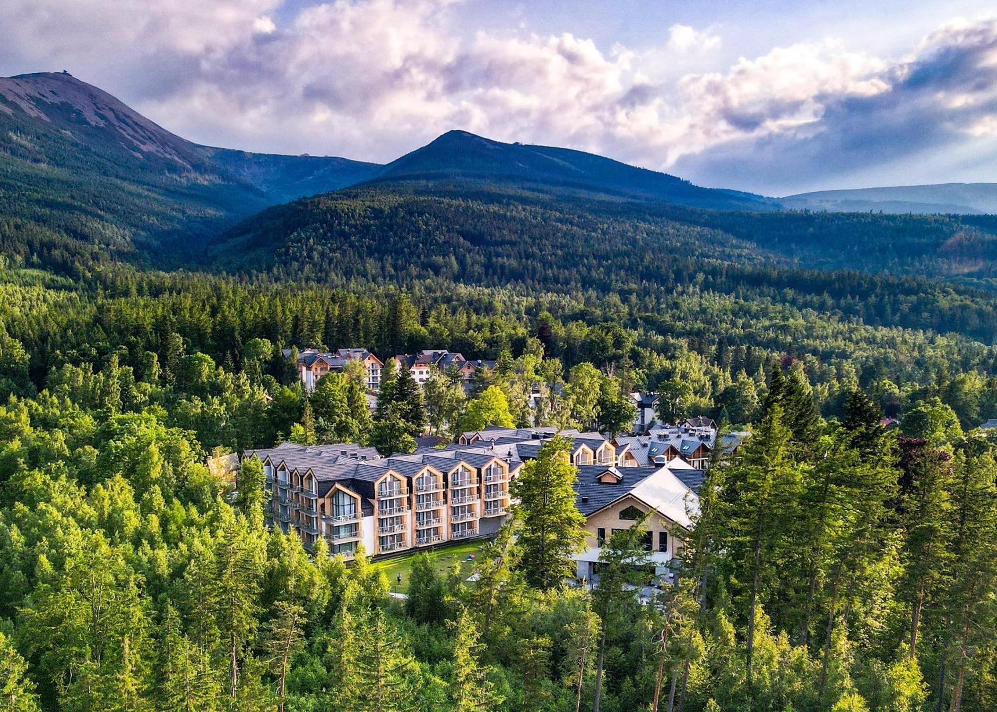 Green Mountain 5* Hotel Karpacz Bagian luar foto The Village at Loon Mountain