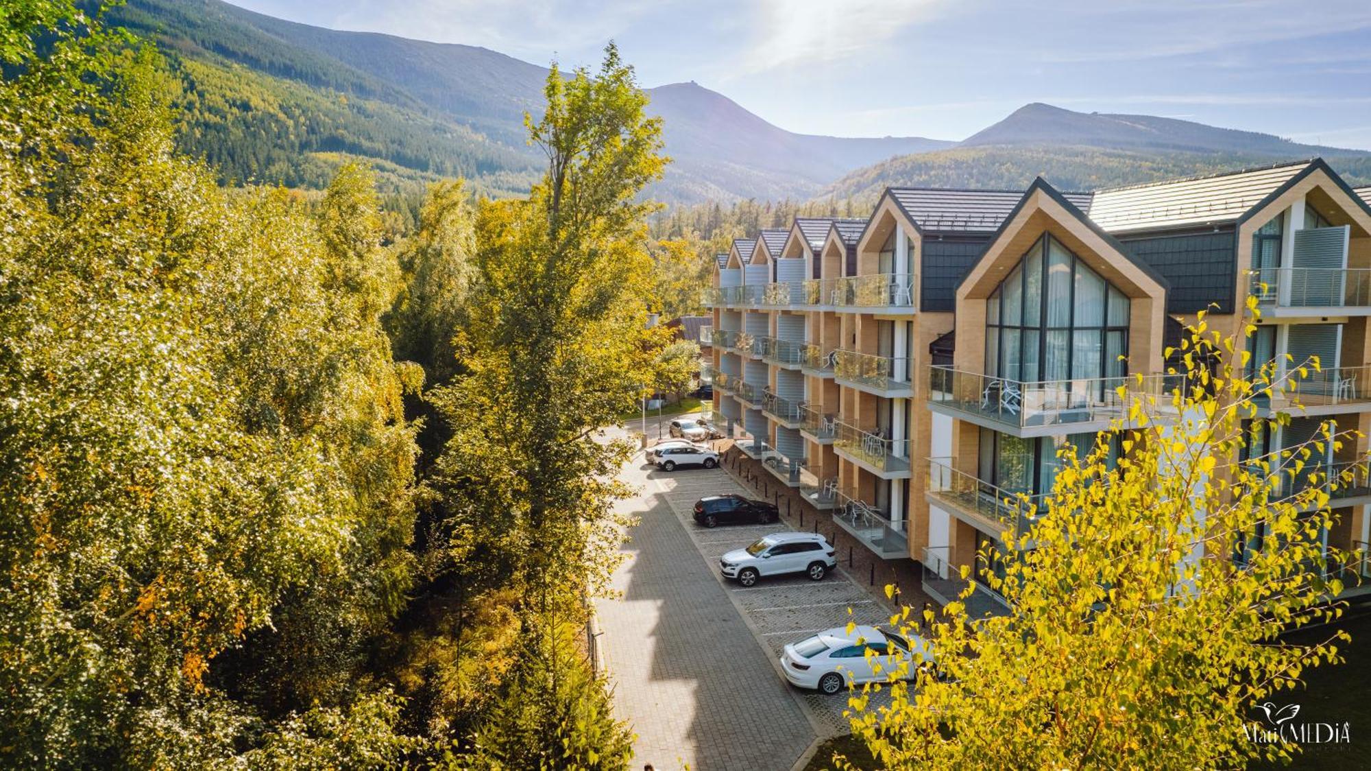 Green Mountain 5* Hotel Karpacz Bagian luar foto Residential complex in the village