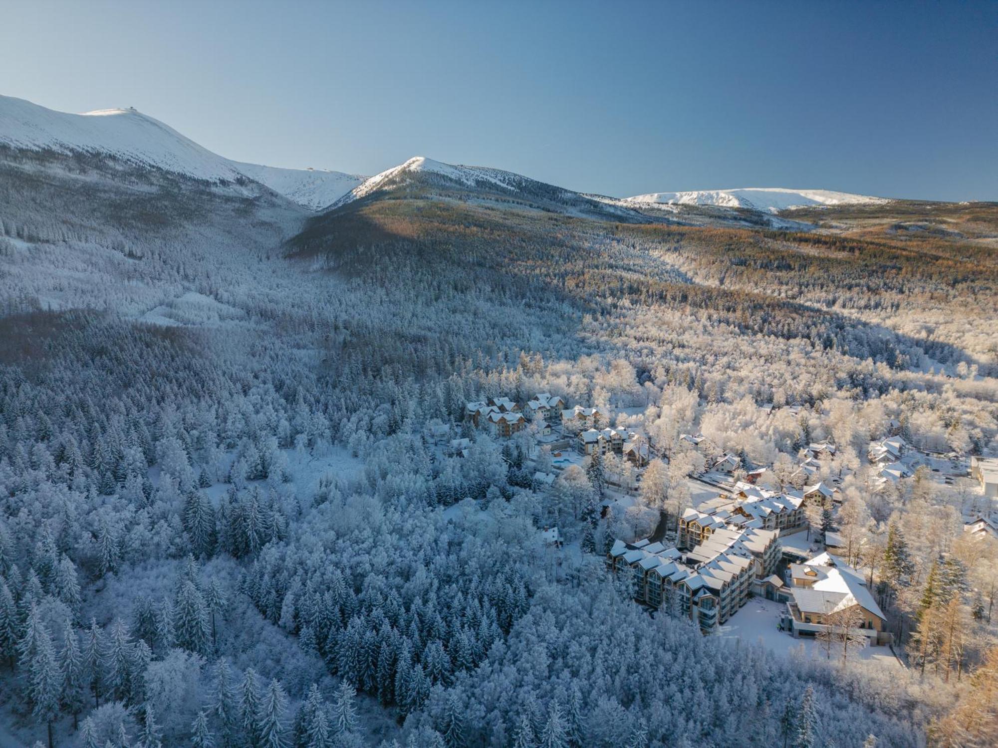 Green Mountain 5* Hotel Karpacz Bagian luar foto Aerial view of the village